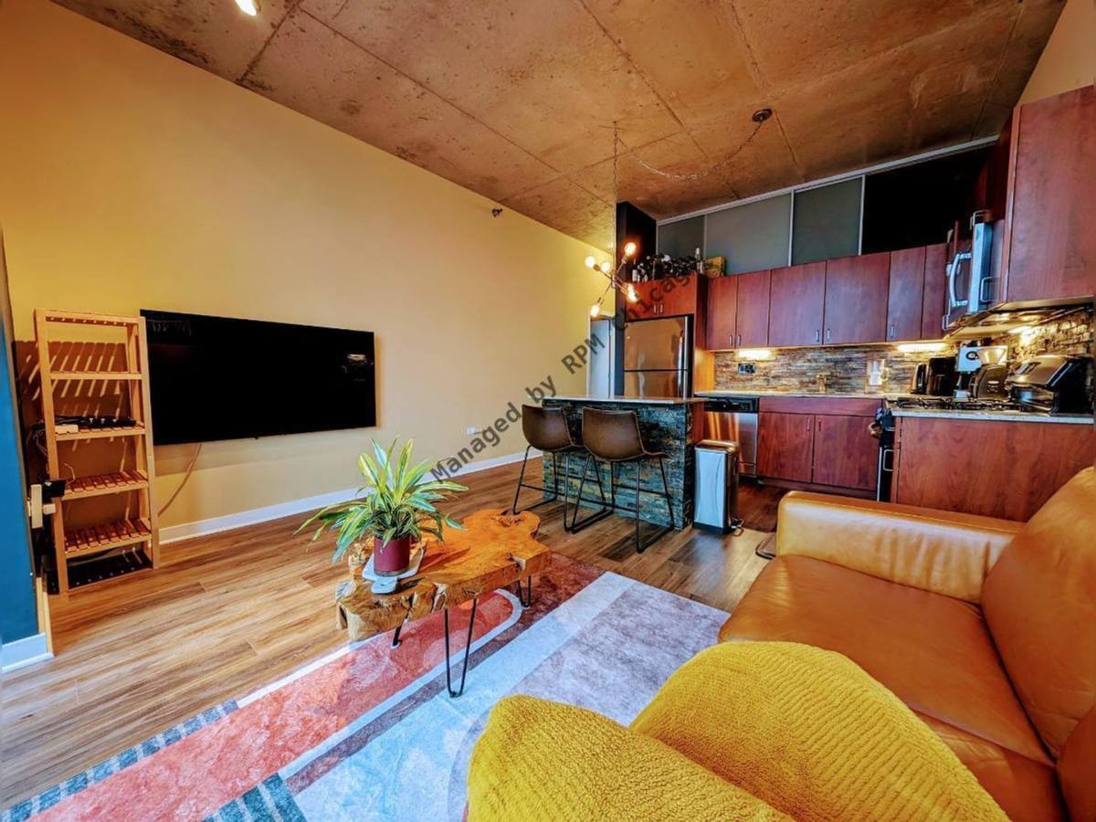 Apartment for rent at 235 W Van Buren St, Chicago, IL 60607