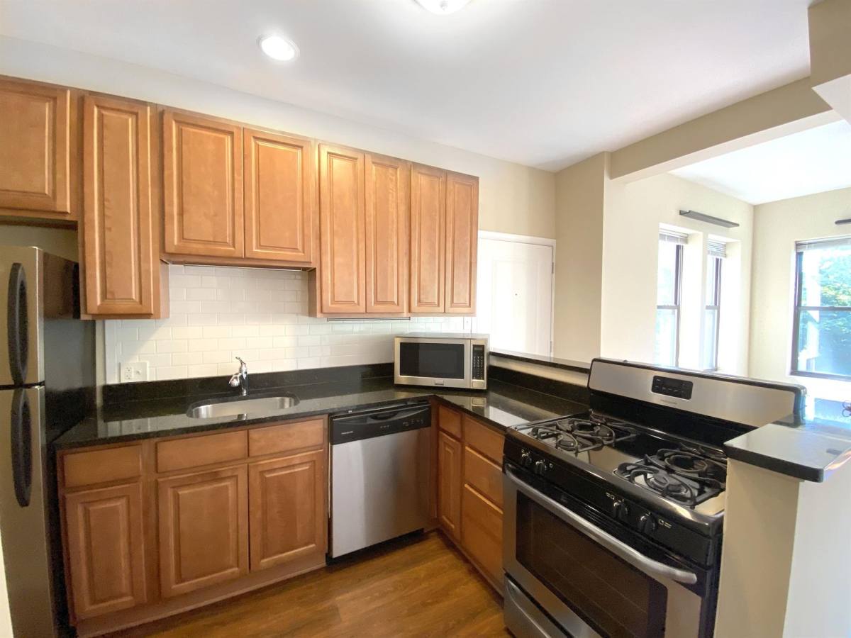 Apartment for rent at 920 W Cullom Ave #3F, Chicago, IL 60613