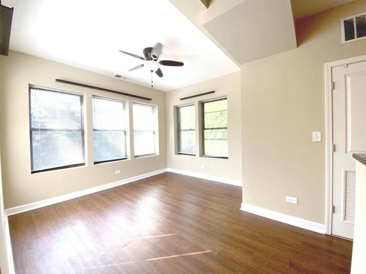 Apartment for rent at 920 W Cullom Ave #3F, Chicago, IL 60613