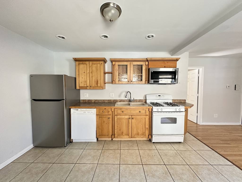 Apartment for rent at 2456 Clybourn #RA8, Chicago, IL 60614