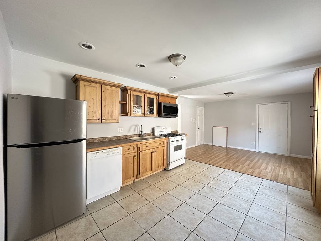 Apartment for rent at 2456 Clybourn #RA8, Chicago, IL 60614