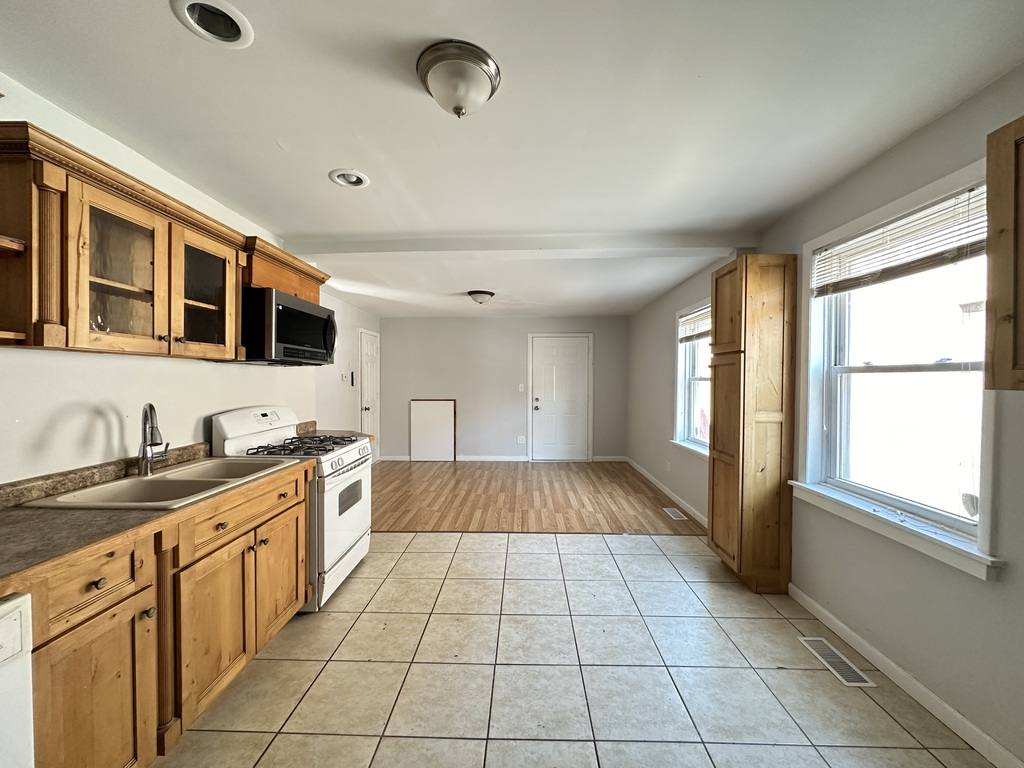 Apartment for rent at 2456 Clybourn #RA8, Chicago, IL 60614