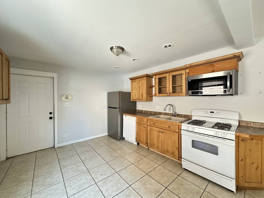 Apartment for rent at 2456 Clybourn #RA8, Chicago, IL 60614
