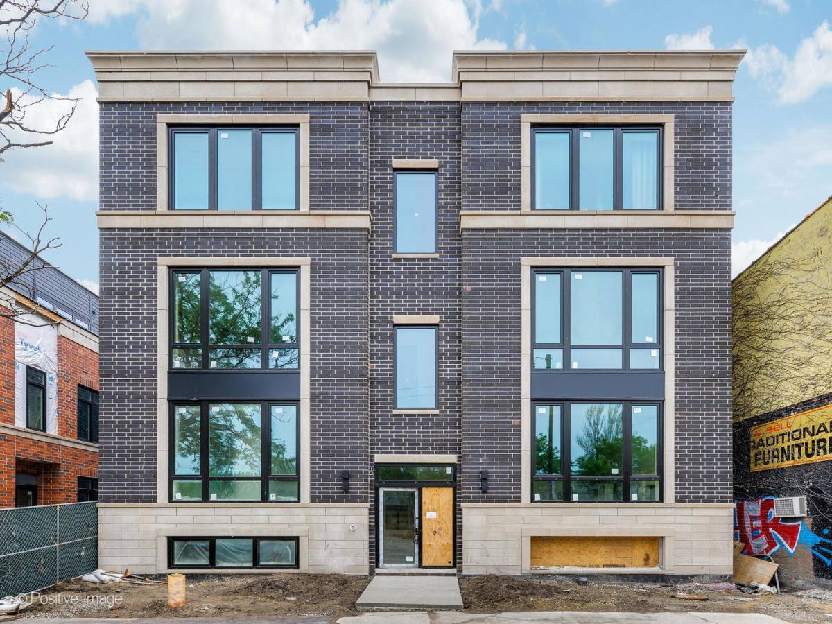Townhouse for rent at 6911 N Western Ave #1N, Chicago, IL 60645