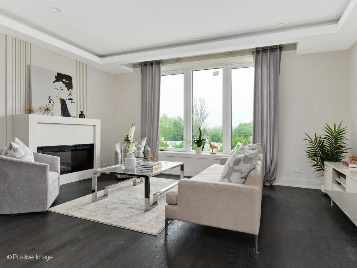 Townhouse for rent at 6911 N Western Ave #1N, Chicago, IL 60645