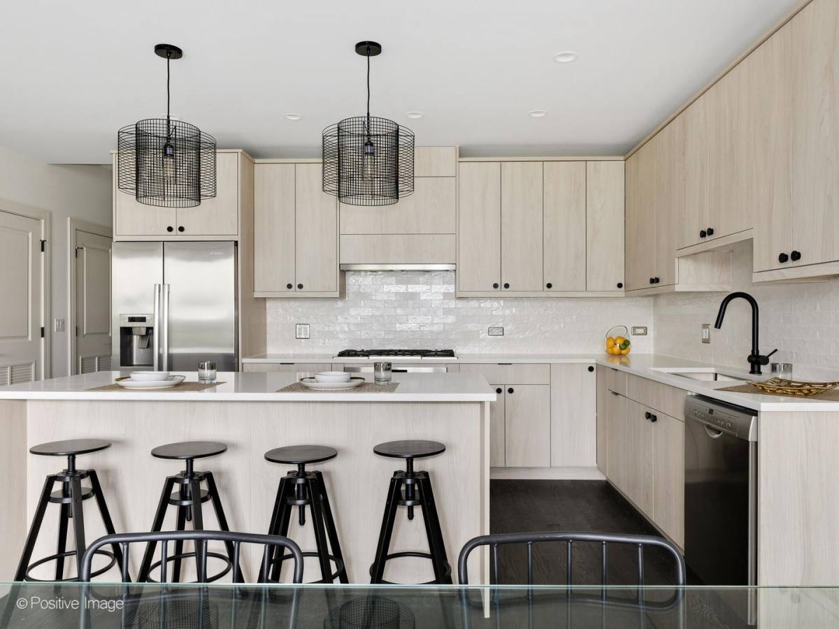 Townhouse for rent at 6911 N Western Ave #1N, Chicago, IL 60645