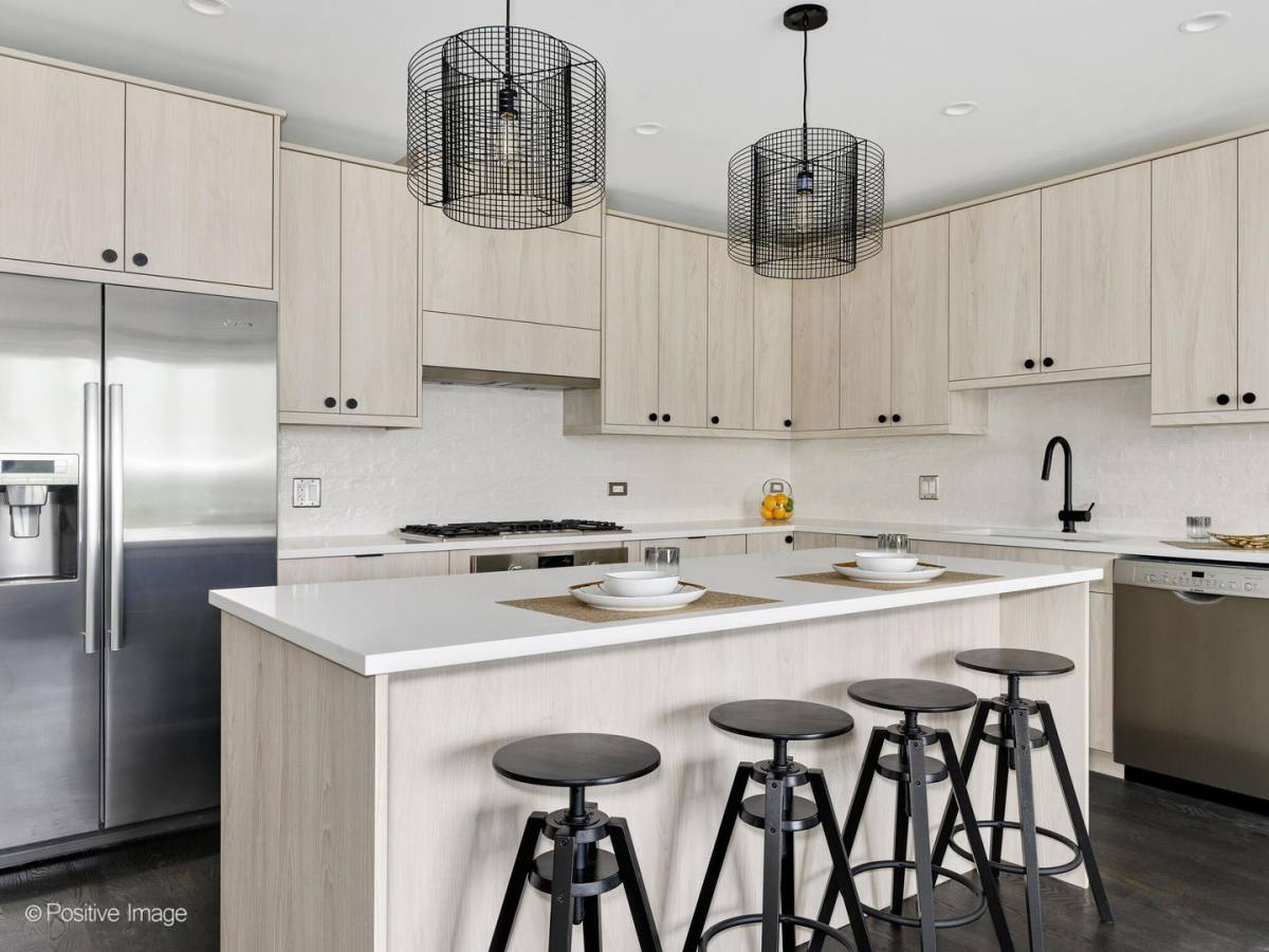 Townhouse for rent at 6911 N Western Ave #1N, Chicago, IL 60645