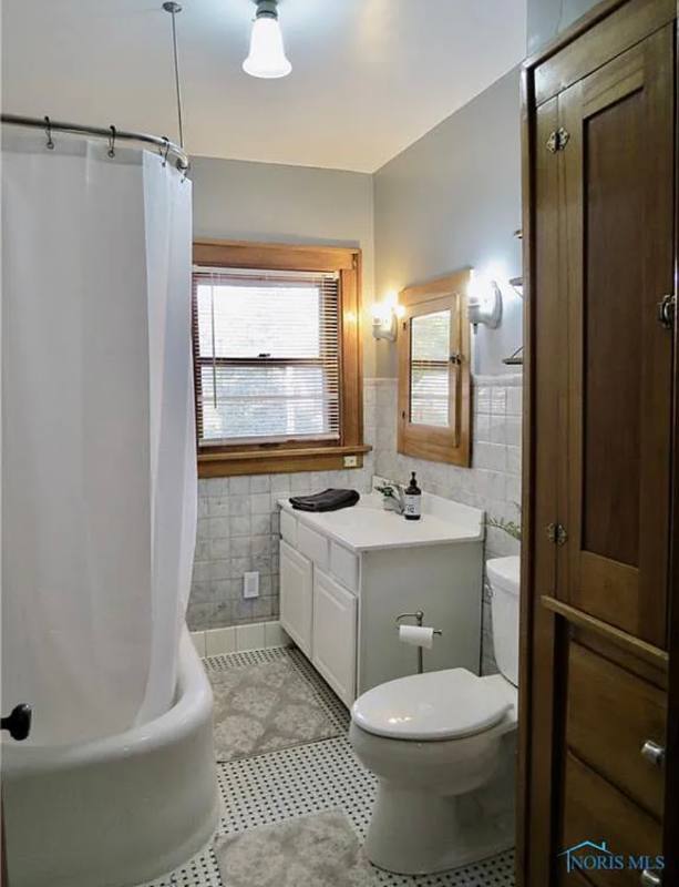 House for rent at 2339 Castlewood Dr, Toledo, OH 43613