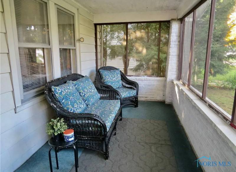 House for rent at 2339 Castlewood Dr, Toledo, OH 43613