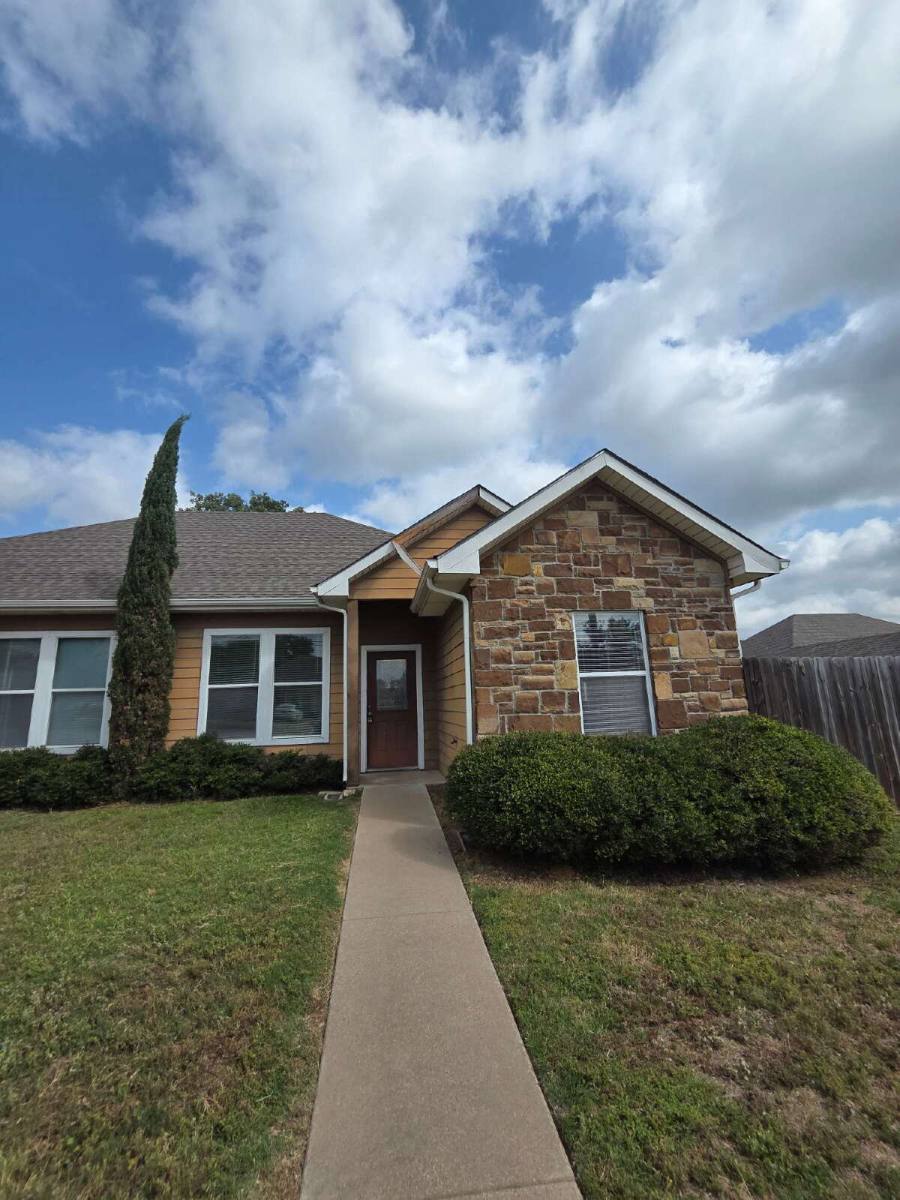 Townhouse for rent at 3712 Mandy Dr #1, Granbury, TX 76048