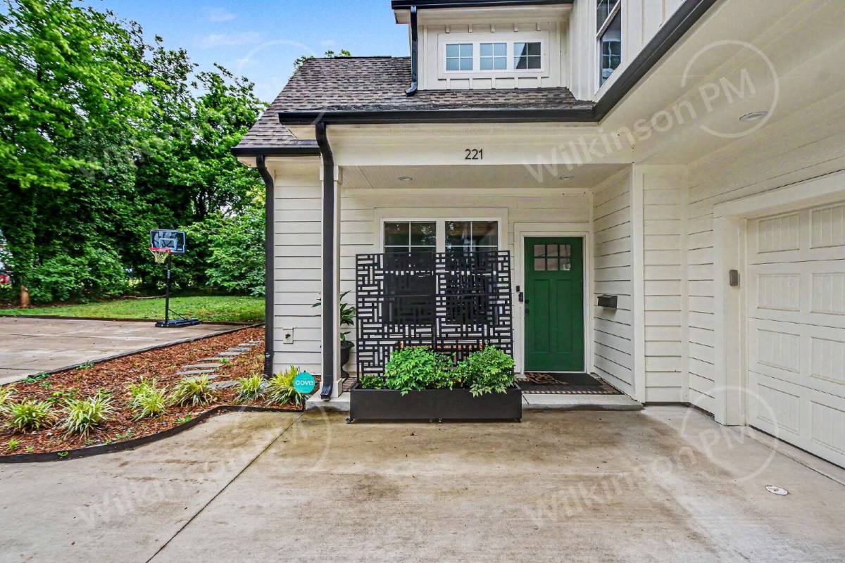 Townhouse for rent at 221 S Gardner Ave, Charlotte, NC 28208