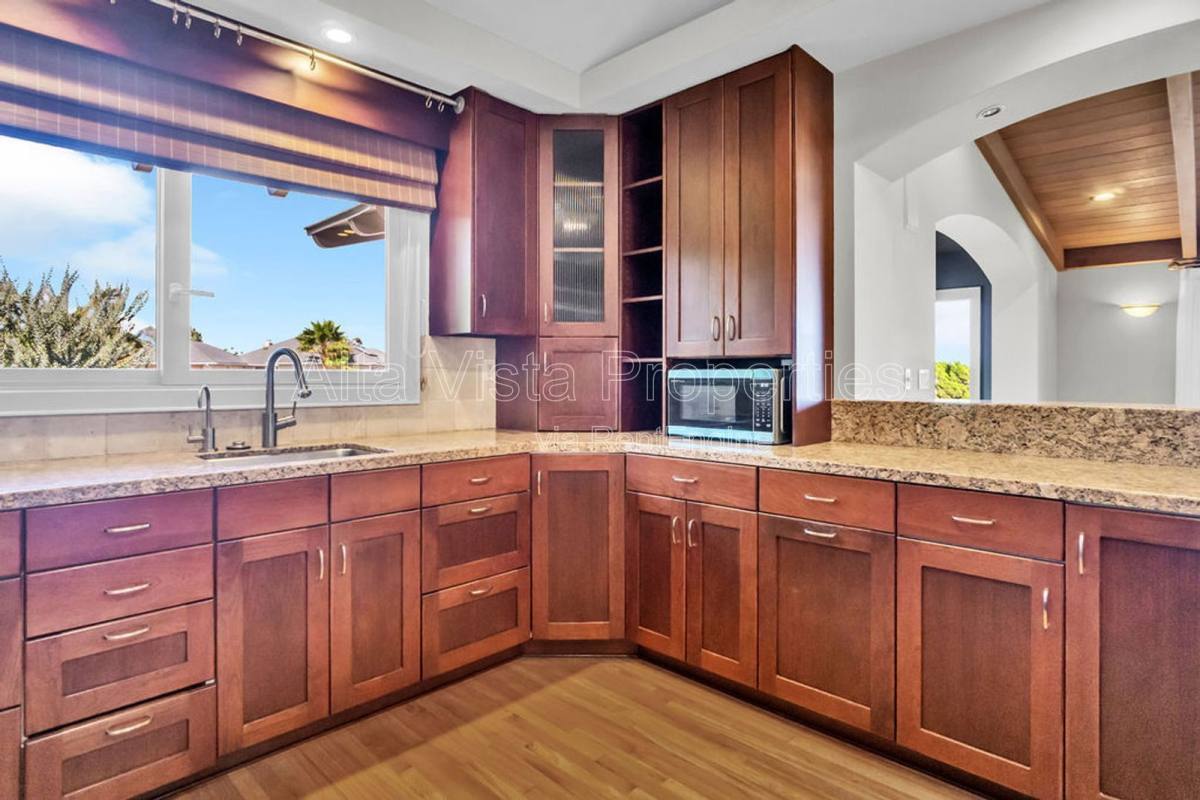 House for rent at 5940 La Jolla Mesa Dr, La Jolla, CA 92037