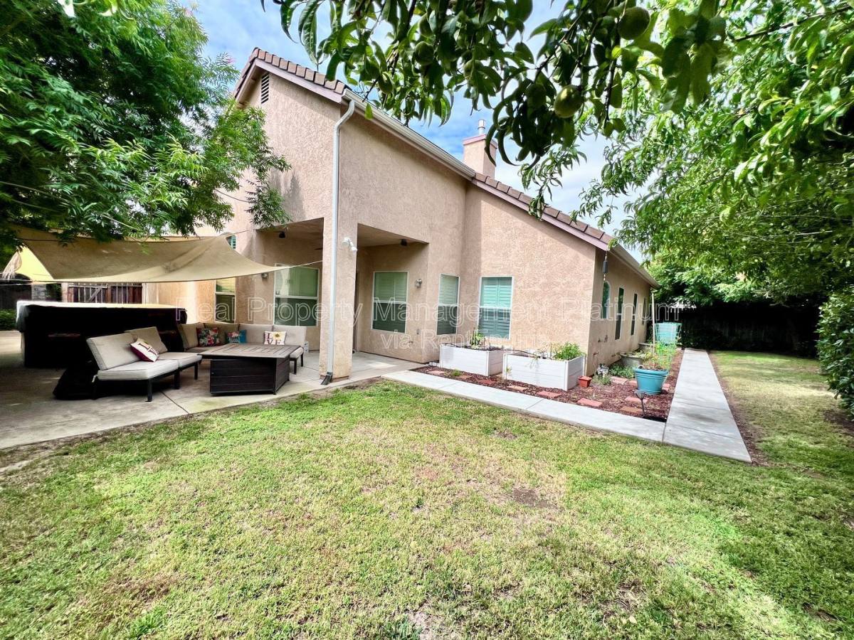 House for rent at 1030 E Royal Dornoch Ave, Fresno, CA 93730