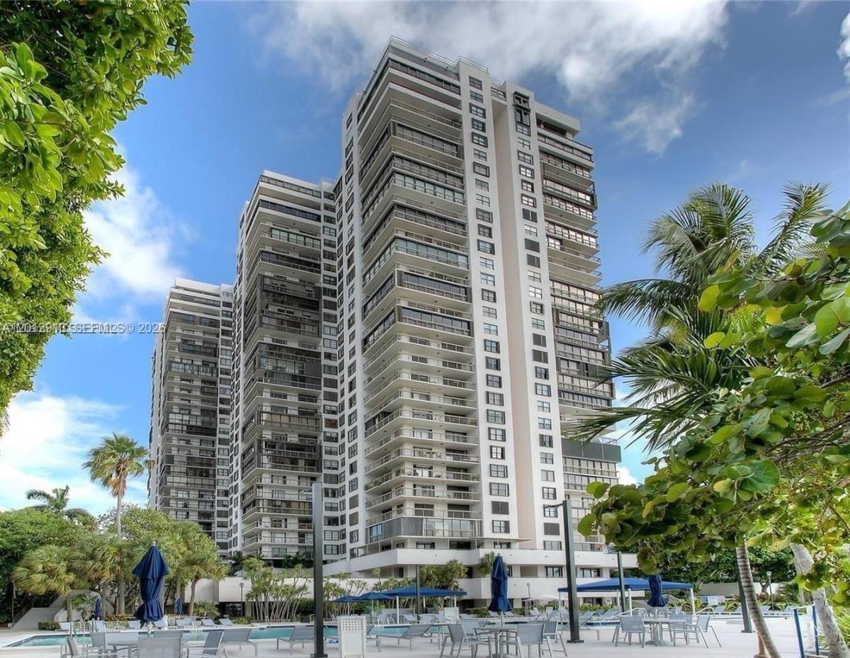Apartment for rent at 2333 Brickell Ave #812, Miami, FL 33129