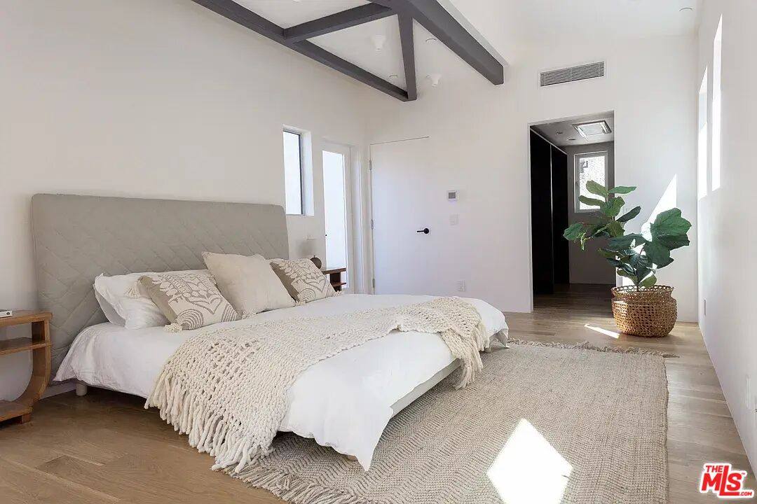 House for rent at 8870 Wonderland Ave, Los Angeles, CA 90046
