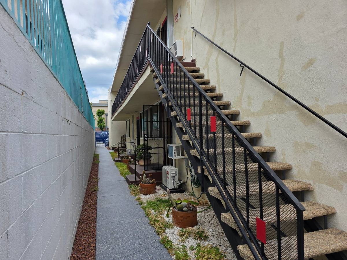 Apartment for rent at 706 E Harvard St #5, Glendale, CA 91205