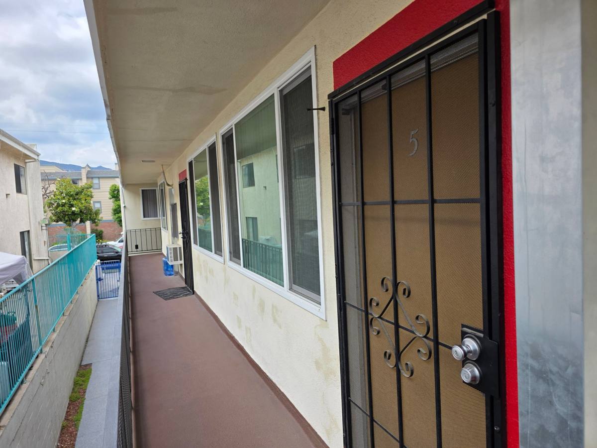 Apartment for rent at 706 E Harvard St #5, Glendale, CA 91205