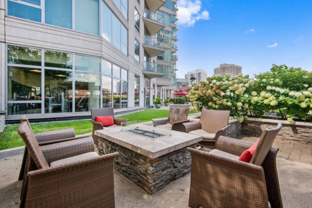 Apartment for rent at 332 N Canal St, Chicago, IL 60606