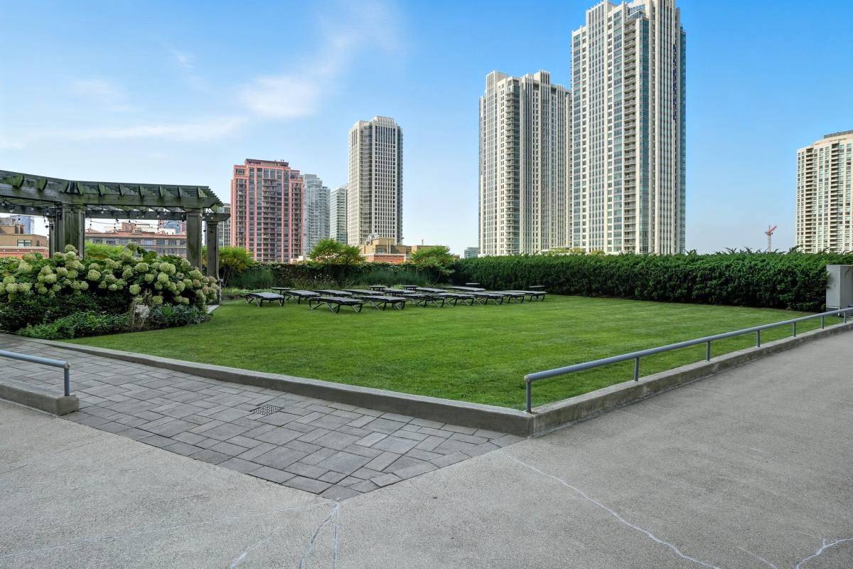 Apartment for rent at 332 N Canal St, Chicago, IL 60606