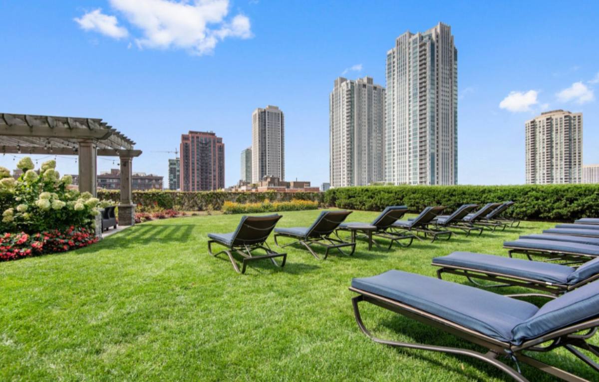 Apartment for rent at 332 N Canal St, Chicago, IL 60606
