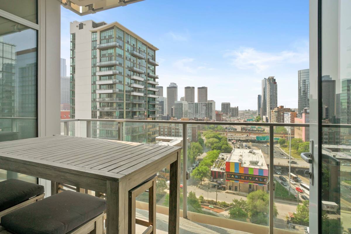 Apartment for rent at 347 N Union Ave, Chicago, IL 60661