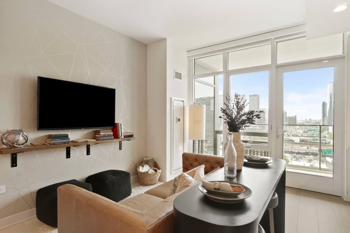 Apartment for rent at 347 N Union Ave, Chicago, IL 60661