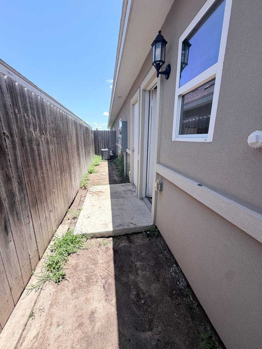 Apartment for rent at 1725 W Harrison St #4, Weslaco, TX 78599