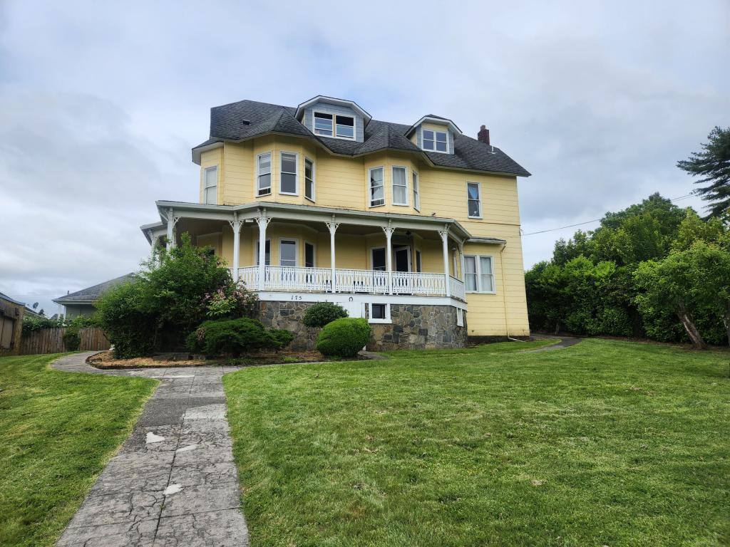 House for rent at 175 S 1st St, Saint Helens, OR 97051