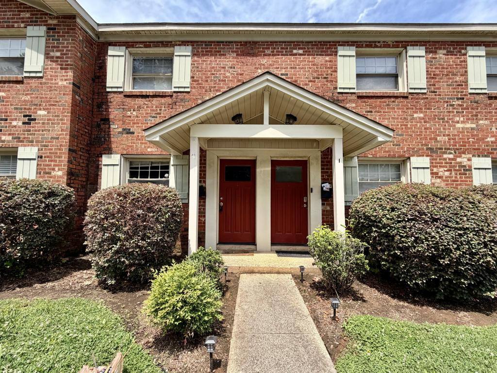 Townhouse for rent at 1207 Green Oaks Lane #J, Charlotte, NC 28205