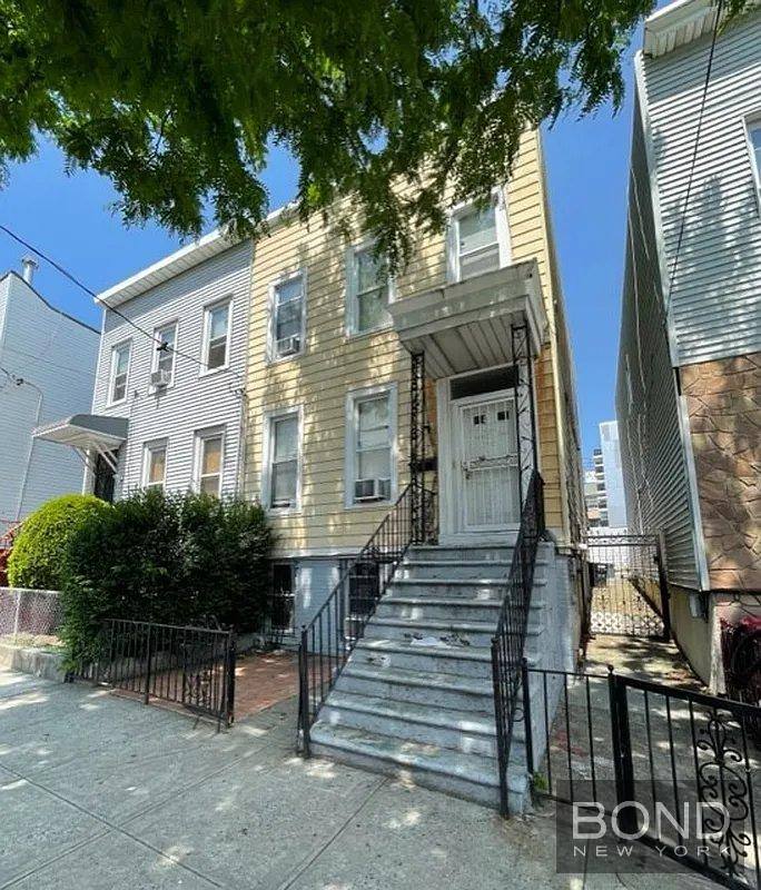 Apartment for rent at 32-11 38th Ave #TWNH, Long Island City, NY 11101