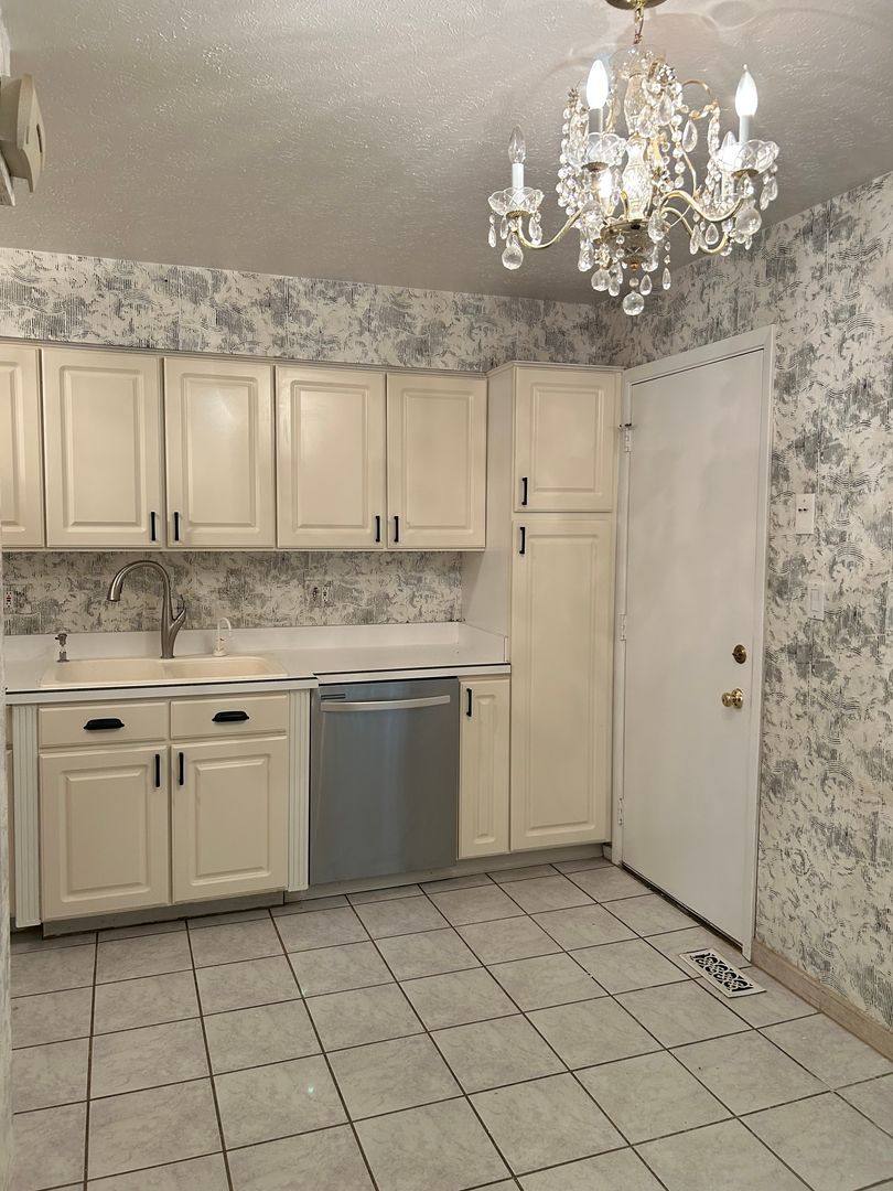 Townhouse for rent at 4456 Donna Dr, Cleveland, OH 44143