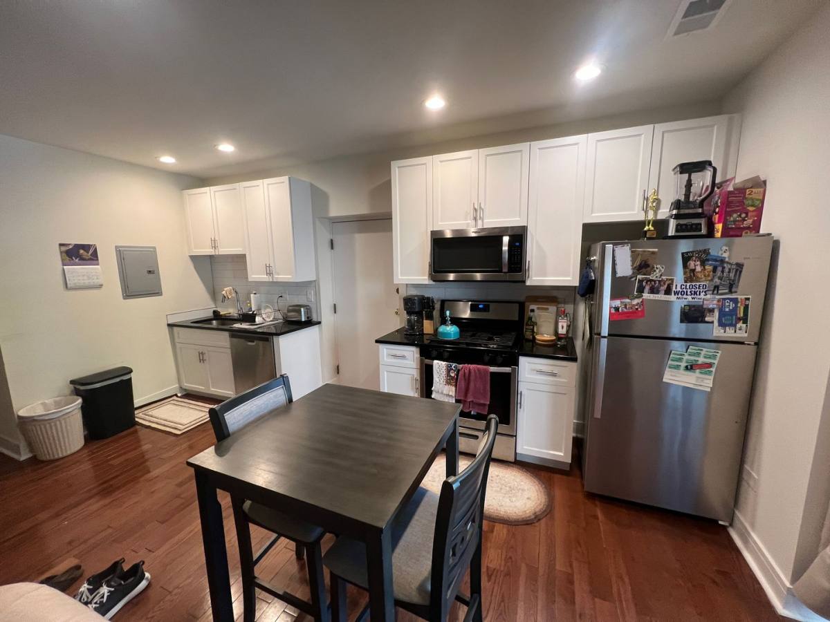 Apartment for rent at 652-54 W Roscoe, Chicago, IL 60657