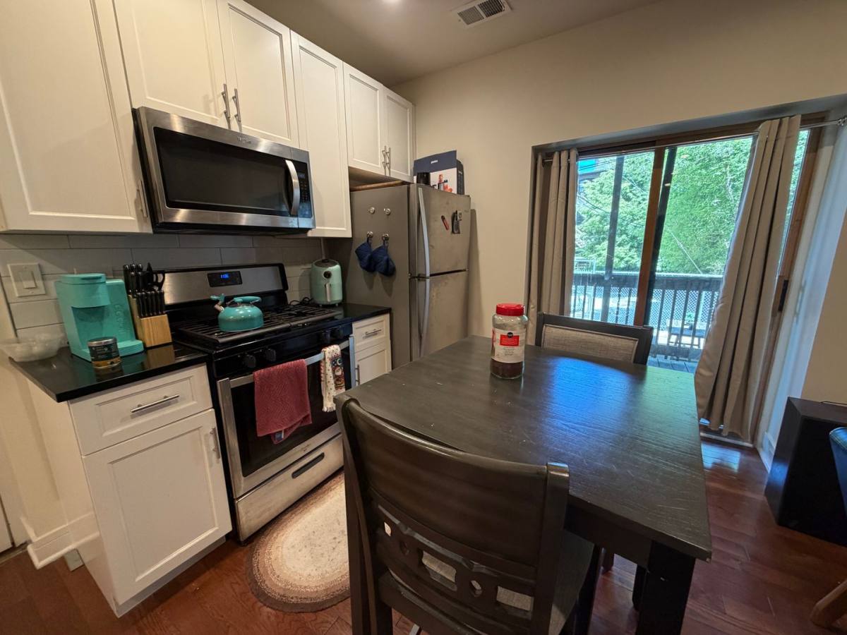 Apartment for rent at 652-54 W Roscoe, Chicago, IL 60657
