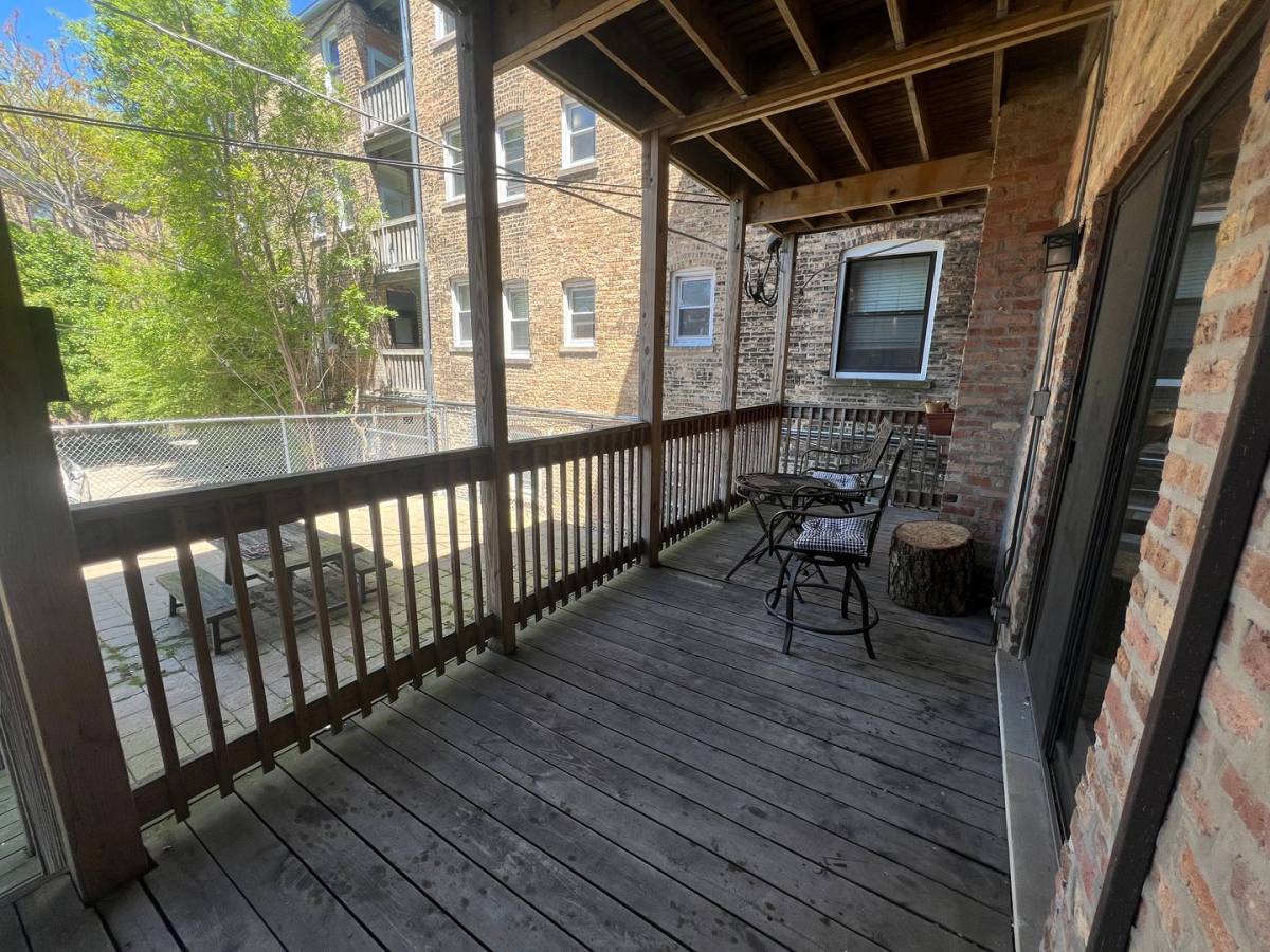 Apartment for rent at 652-54 W Roscoe, Chicago, IL 60657