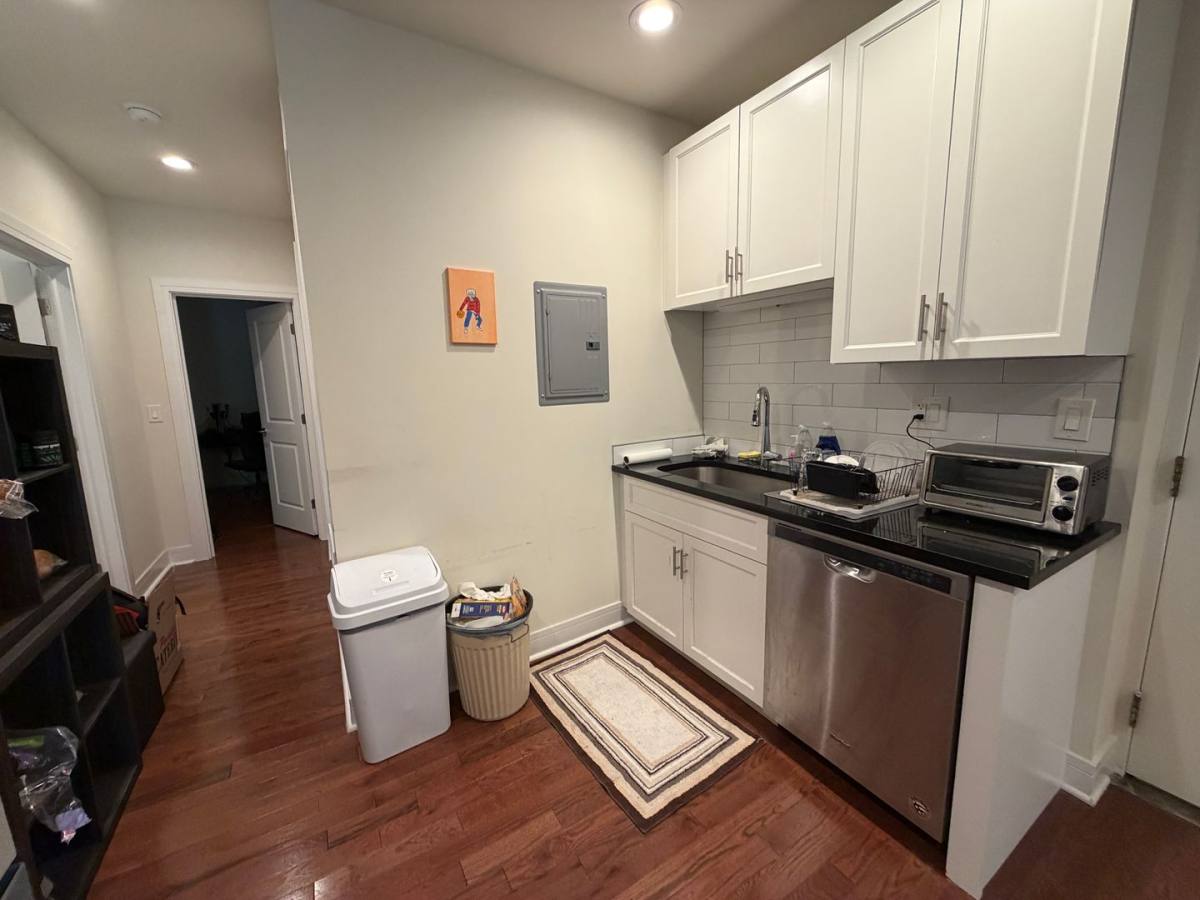 Apartment for rent at 652-54 W Roscoe, Chicago, IL 60657