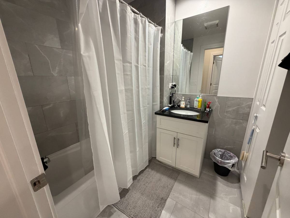 Apartment for rent at 652-54 W Roscoe, Chicago, IL 60657