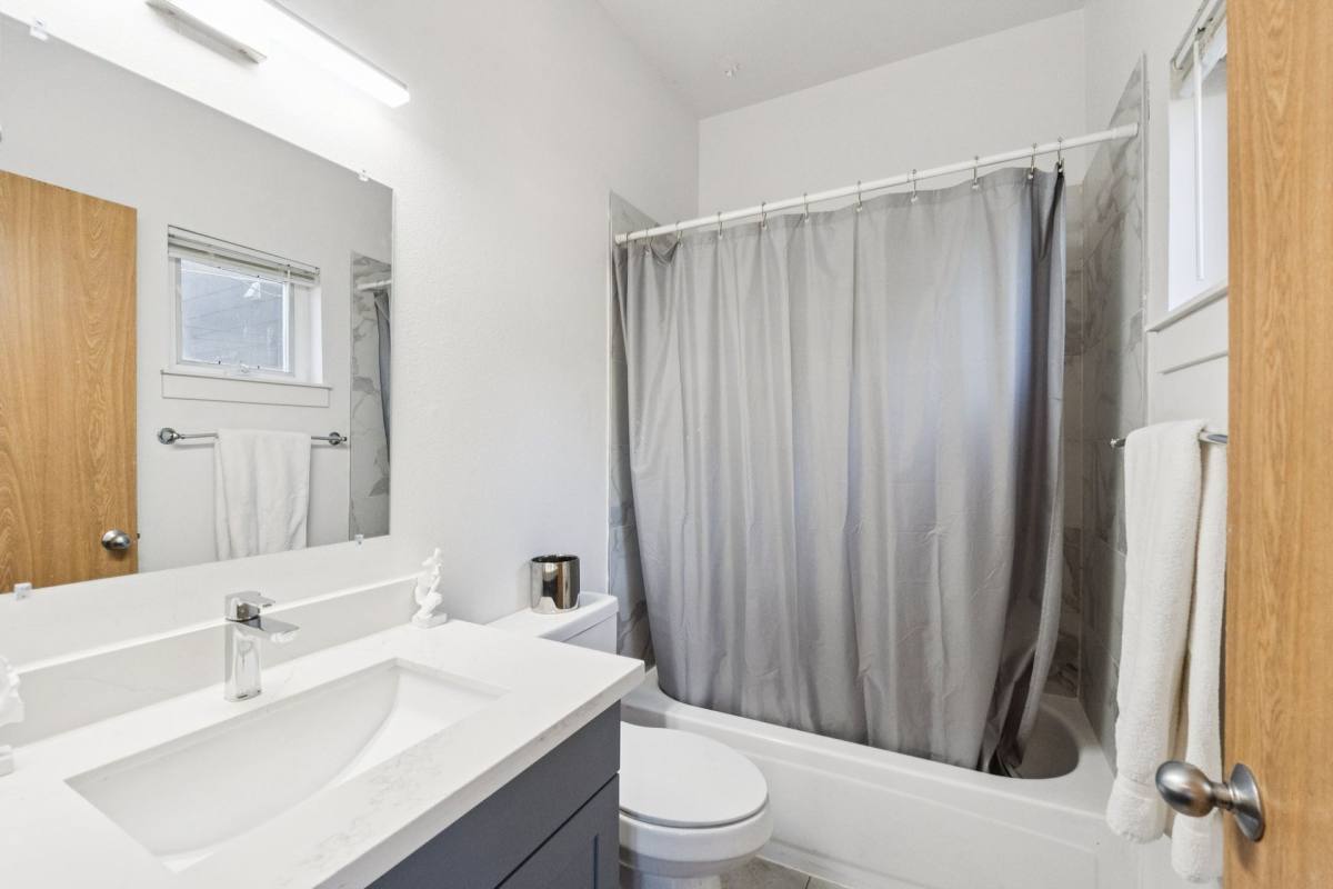 Apartment for rent at 4746 19th Ave NE, Seattle, WA 98105