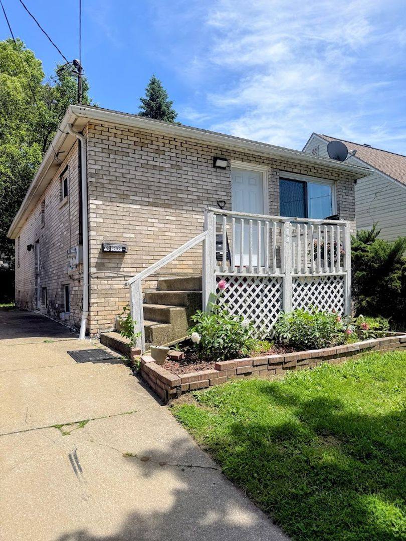 Apartment for rent at 323 Bender Ave, Akron, OH 44312
