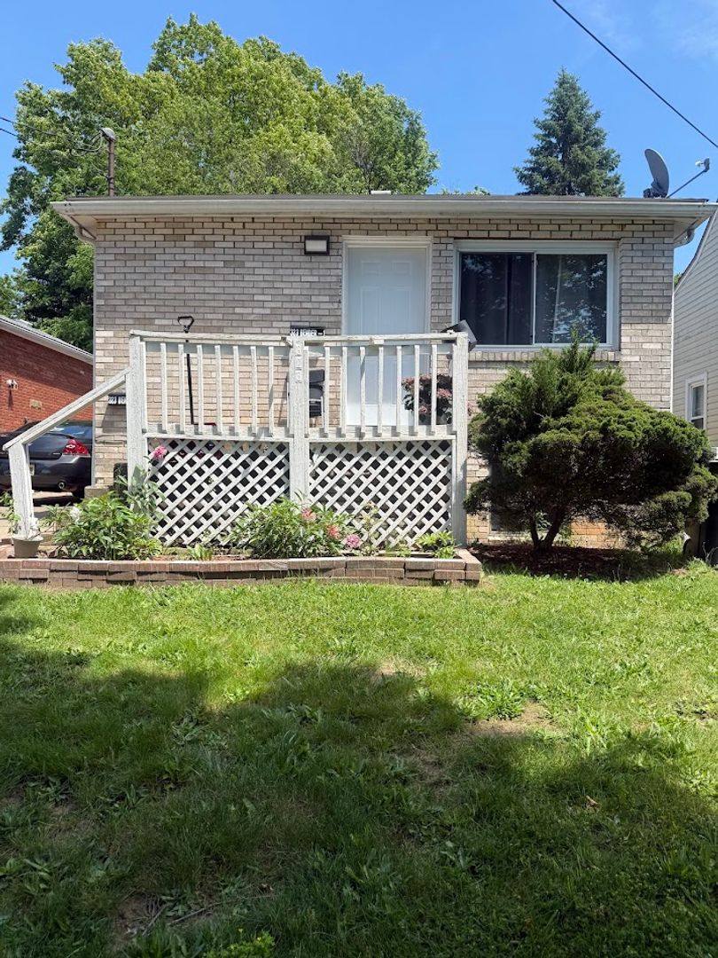 Apartment for rent at 323 Bender Ave, Akron, OH 44312
