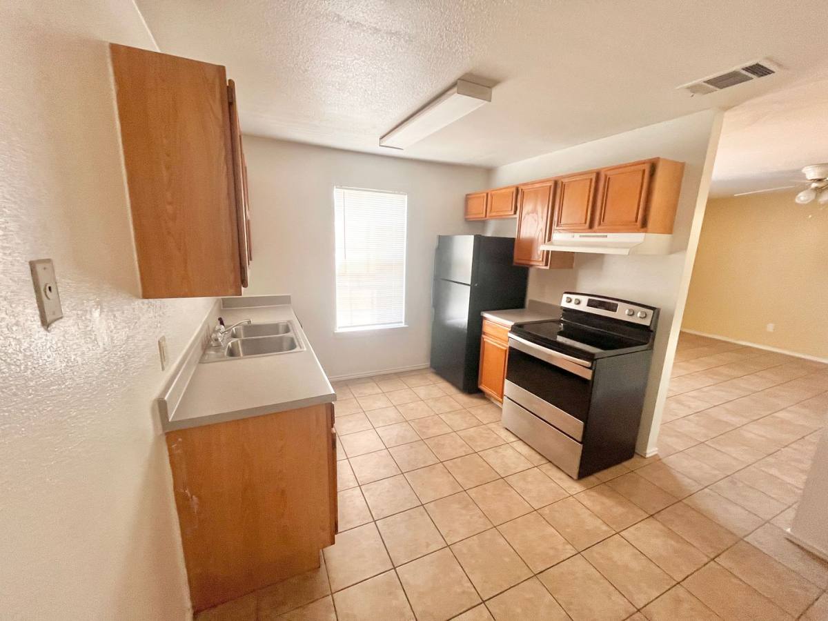 Townhouse for rent at 1703 Benttree Dr, Killeen, TX 76543
