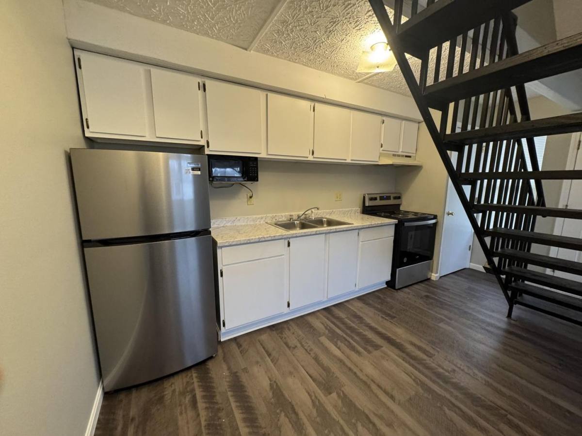 Townhouse for rent at 157 S High St, Hebron, OH 43025