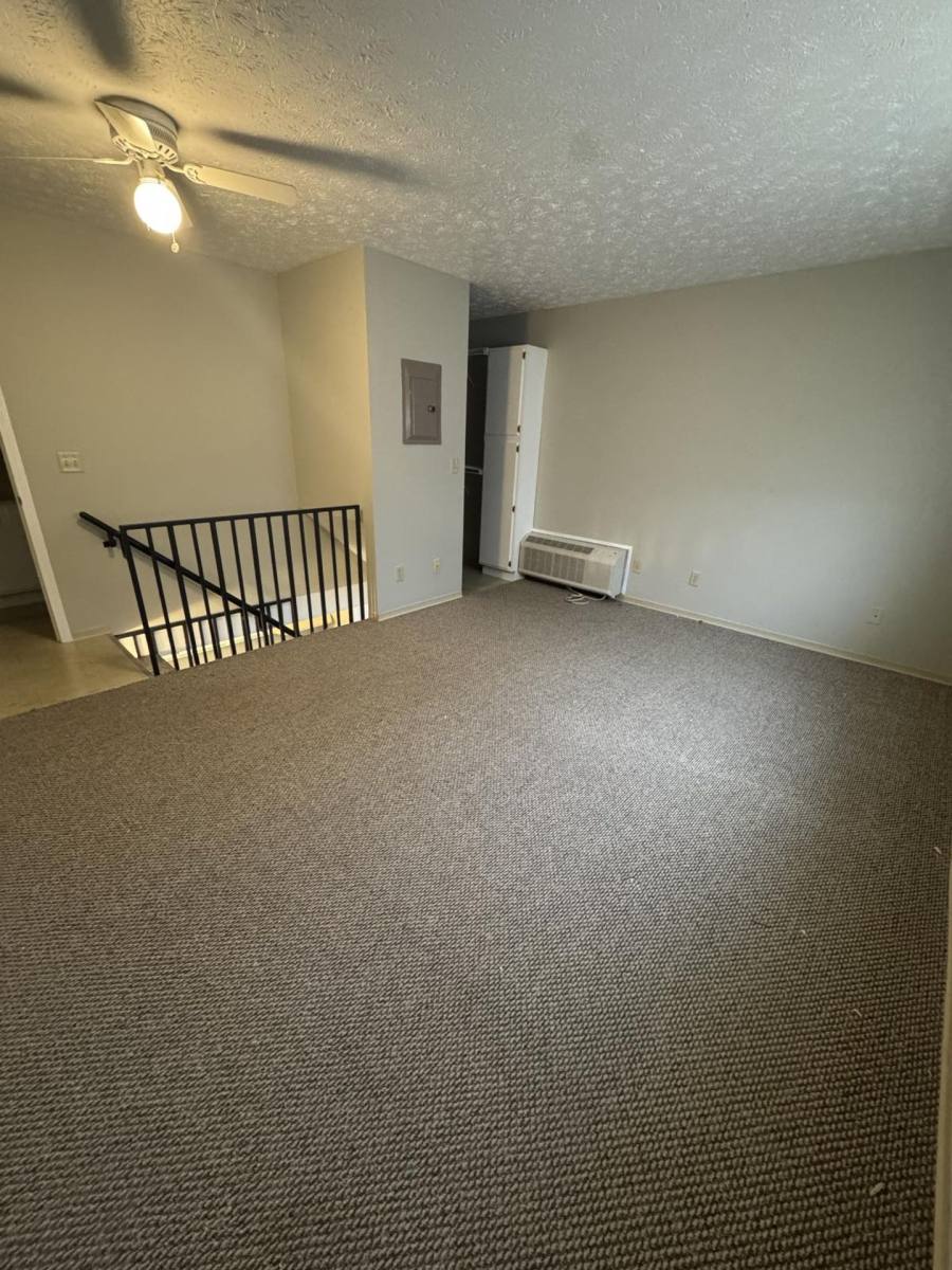 Townhouse for rent at 157 S High St, Hebron, OH 43025
