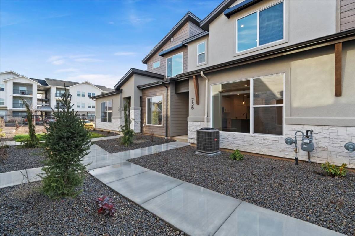 Townhouse for rent at 736 S Calhoun Lane, Star, ID 83669