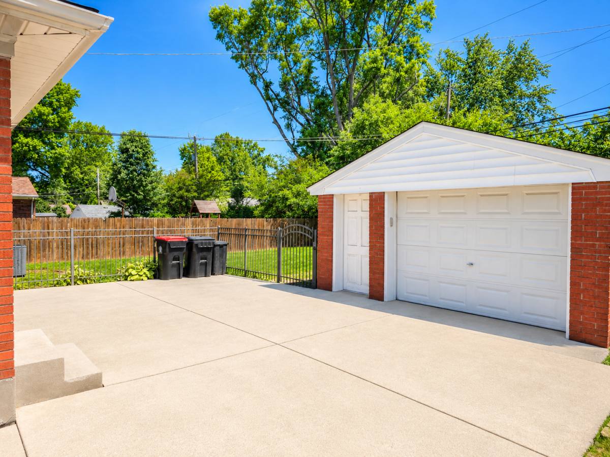 House for rent at 3931 Manner Dale Dr, Louisville, KY 40220