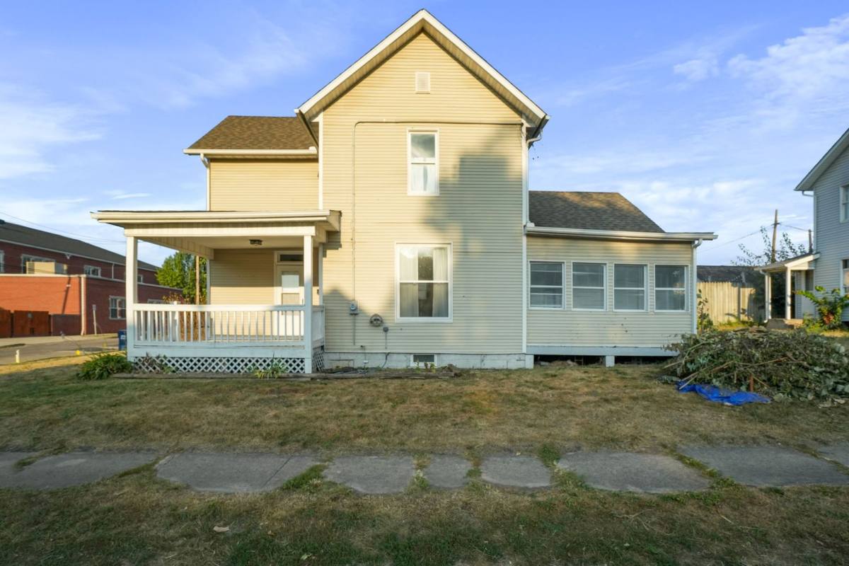 House for rent at 402 Tuscarawas St, Newark, OH 43055