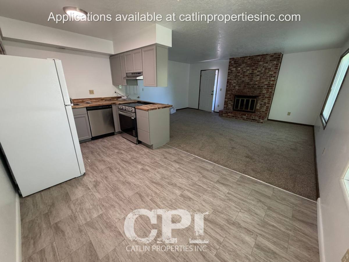 Apartment for rent at 1063 16th Ave, Longview, WA 98632