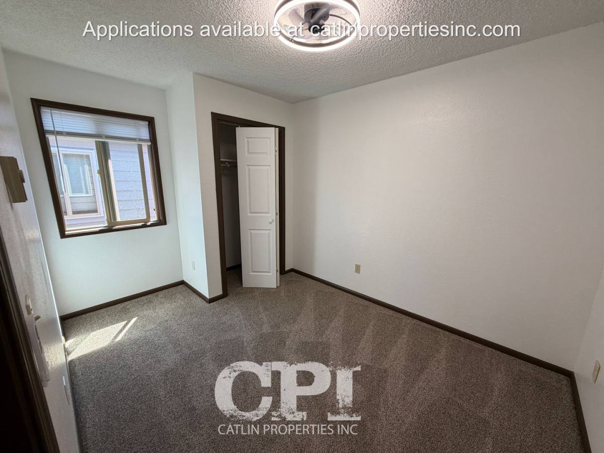 Apartment for rent at 1063 16th Ave, Longview, WA 98632