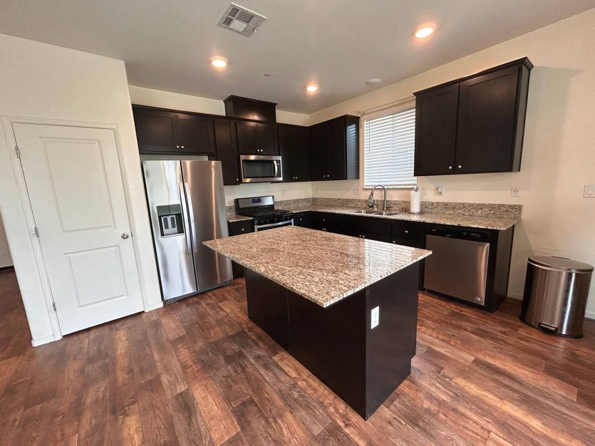 House for rent at 1296 Sparrow Dr, Hanford, CA 93230