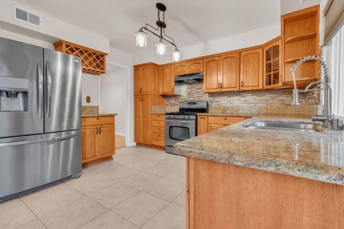 Apartment for rent at 1428 Camelot Dr, Corona, CA 92882