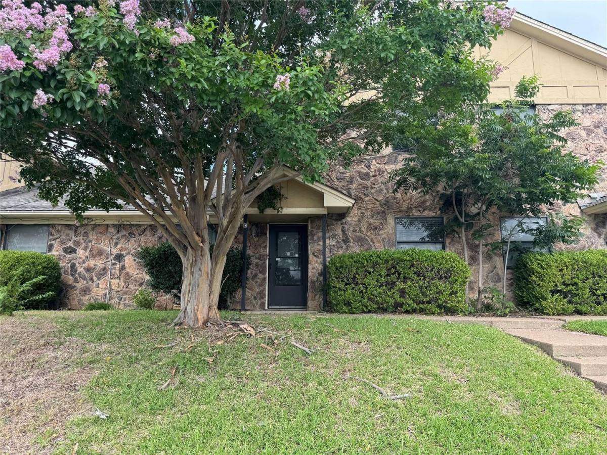 Apartment for rent at 2721 Hurstview Dr, Hurst, TX 76054